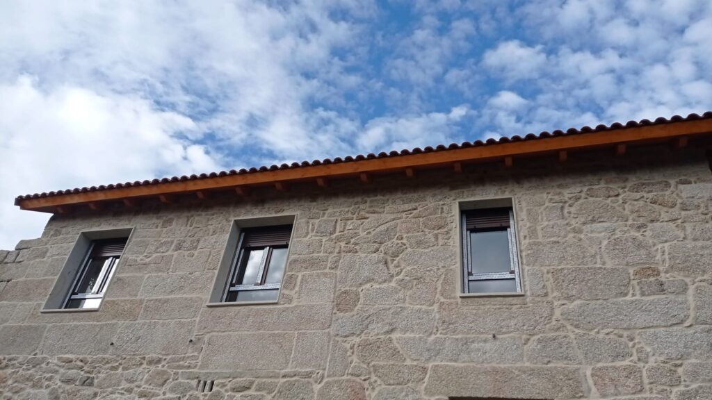edificio con ventanas pequeñas
