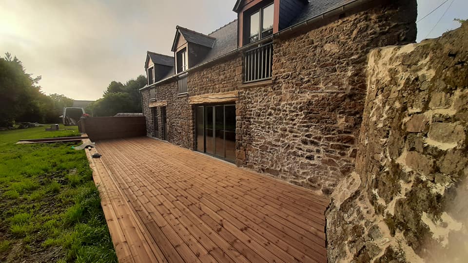 exterior de casa con suelo de madera