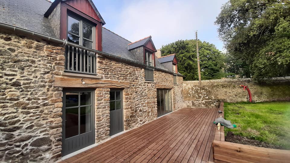 casa con ventanas ladrillos y suelo de madera